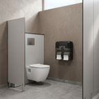Voksen medarbejder ser til sort Tork OptiServe T7-dispenser i toiletkabine