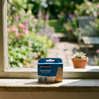 Salvequick Aqua Resist på sommerhusets vindueskarm med haveudsigt
