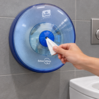 Papirudtag fra blå SmartOne Mini T9-dispenser i gråt toiletrum