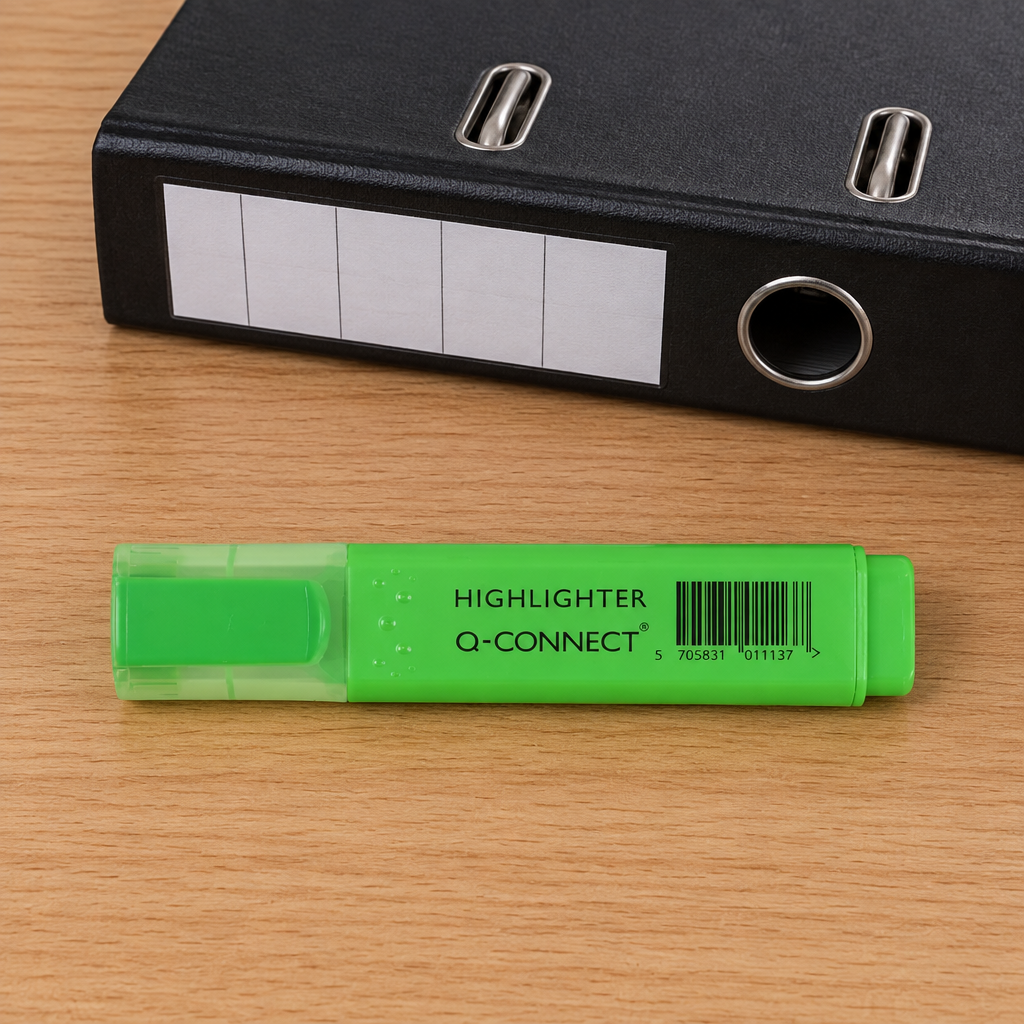 Grøn Q-Connect highlighter ved sort brevordner, genereret miljøbillede