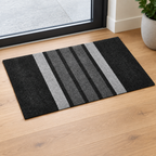 Micro Lug tørmåtte ved glasdør på lyst trægulv, genereret miljøbillede