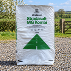Stradasalt MG Kombi 25 kg sæk på grusareal i forårsmiljø
