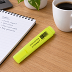 Gul Q-Connect highlighter ved notesbog og kaffekop på hjemmekontor, genereret miljøbillede