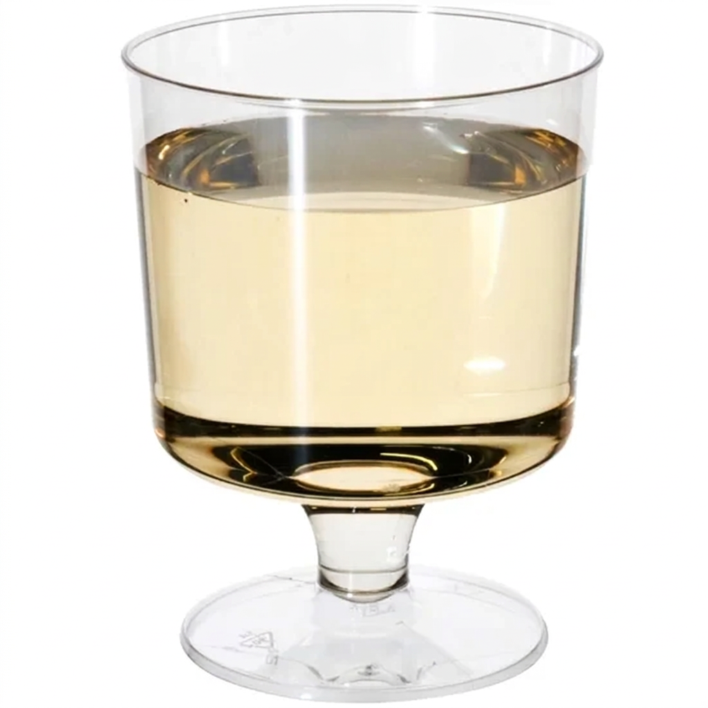 Klart vinglas i PS-plast med fast fod, 17 cl, vist med lys drik på hvid baggrund
