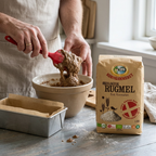 Rugbrødsdej løftes med en dejskraber ved bageform og Kornkammeret rugmel