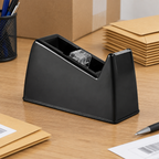 Office-tapedispenser ved kuverter på arbejdsbord, stemningsillustration
