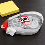Pritt Compact Flex-rettetape ved gul noteblok på mørkt bord, genereret miljøbillede