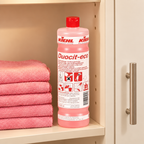 Kiehl Duocit-eco på rengøringshylde med rosa klude, stemningsbillede
