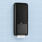 Tork PeakServe 552508 håndklædearkdispenser i sportshallens toiletfaciliteter