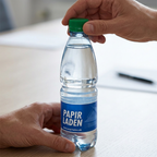 Grønt låg drejes på Papirladens 0,5-liters logovandsflaske
