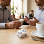 Indpakkede sukkerknalder på kaffebord med voksne kolleger