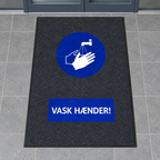 Vask Hænder-smudsmåtte foran glasdøre på flisegulv, genereret miljøbillede