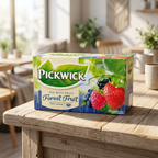 Pickwick Skovbær-teæske på solbelyst trædisk i cafémiljø