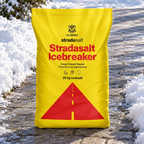 Gul sæk Stradasalt Icebreaker vejsalt ved indkørsel med sne langs kanterne